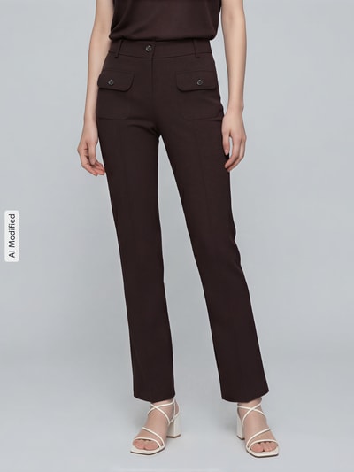 Vrouwenmodel draagt donkerbruine slim fit broek met opgestikte zakken, gladde textuur, Dames broek model 'FARAH' van CAMBIO, geheelvooraanzicht