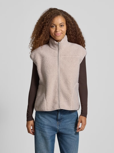 Frauenmodel trägt Relaxed Fit Weste in Teddy-Optik Modell 'SADIA' von PIECES in Beige mit grober Struktur, Ganzkörperansicht von vorne. Damen Weste