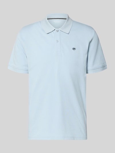 Produktfoto, Regular Fit Poloshirt aus reiner Baumwolle von Tom Tailor in Hellblau mit glatter Struktur und kurzen Ärmeln, Herren Kontext.