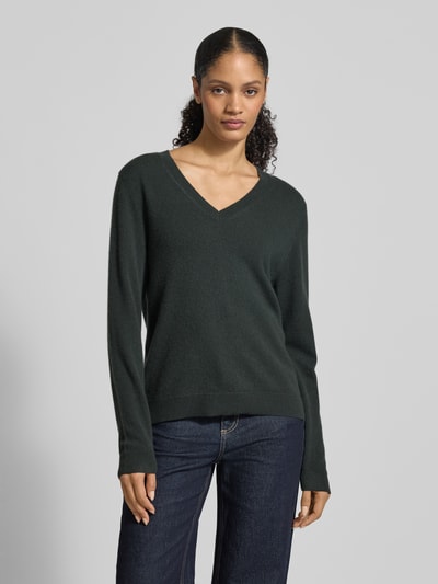 Frauenmodel trägt Strickpullover mit V-Ausschnitt von Christian Berg Woman aus Kaschgora, Regular-Fit, gerippte Abschlüsse, dunkelgrün, Nahaufnahme Oberkörper.