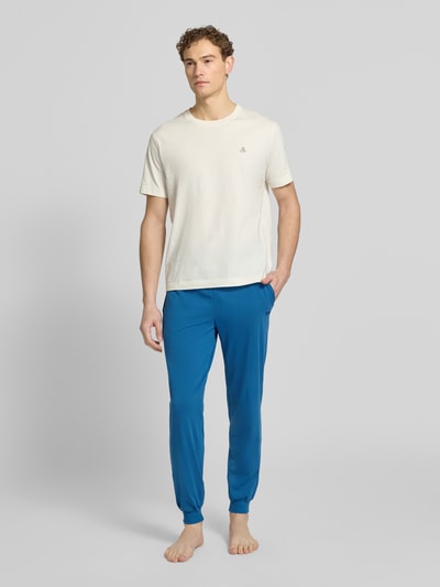 Männermodel trägt Regular Fit Sweatpants aus Baumwoll-Mix von BOSS in Blau, Optik: Unifarben, seitliche Eingrifftaschen, Ganzkörperansicht von vorne.