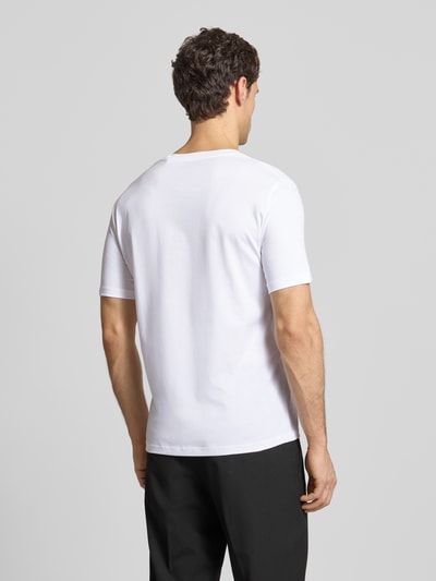Männermodel trägt Regular Fit T-Shirt Set aus reiner Baumwolle im 3er-Pack von Marc O'Polo, weiß, unifarben, Ganzkörperansicht Rückansicht