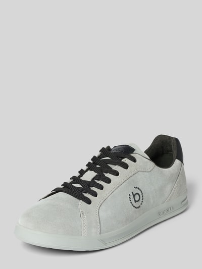 Produktfoto, Sneaker aus beschichtetem Leder Modell 'Powder' von bugatti in hellem Grau mit Schnürung, strukturierter Sohle und Logo-Details