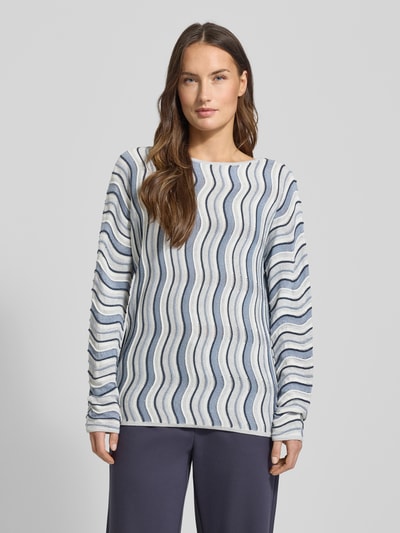 Kobiece model prezentuje Sweter z dzianiny Loose Fit Strickpullover aus Baumwoll-Mix von s.Oliver BLACK LABEL, efekt: wielokolorowy, krój loose fit, okrągły dekolt, długie rękawy, aplikacja: wyhaftowane logo, mieszanka bawełny, dzianina, całkowity widok z przodu.