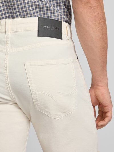 Männermodel trägt Jeansshorts mit Umschlag und Eingrifftaschen Modell 'RICK ALLEN' von Jack & Jones, Baumwoll-Elasthan-Mix, Regular-Fit, Nahaufnahme Rückansicht. Bundweite bei Größe M: 43 cm, Innenbeinlänge bei Größe M: 20 cm.