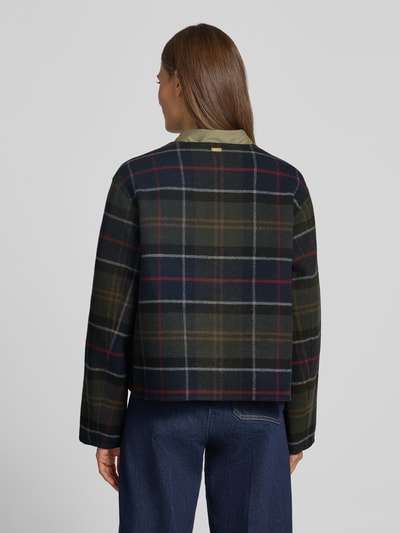 Frauenmodel trägt Regular Fit Hemdjacke aus Woll-Mix 'MARLOW' von Barbour, kariertes Muster in Dunkelgrün und Rot, Damen Funktionsjacke, Ganzkörperansicht Rückansicht.