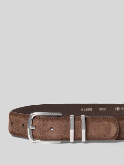 Produktfoto, Gürtel aus Wildleder von Tom Tailor in brauner Wildlederoptik mit metallischer Dornschließe, Materialverarbeitung Veloursleder, Gesamtlänge 95 cm, Größe 80, Damen Gürtel
