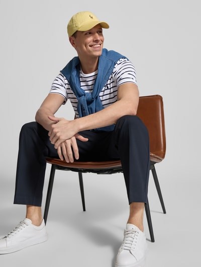 Männermodel trägt Regular Fit T-Shirt aus reiner Baumwolle von Polo Ralph Lauren mit Allover-Muster, Logo-Stitching, Nahaufnahme Oberkörper.