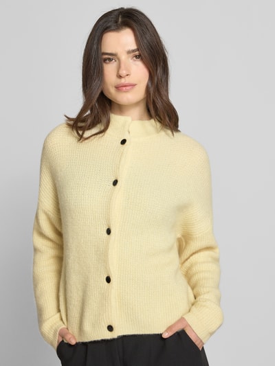 Modelka nosi Regular Fit Cardigan aus Alpaka-Mix model 'Alpha' od Gestuz, mieszanka wełny z alpaki i mieszanka wełny escorial, krój regular fit, imitacja dzianiny, stójka, na całej długości listwa guzikowa, elastyczne wykończenia, długość tyłu w rozmiarze S: 55 cm, długość rękawów w rozmiarze S: 48 cm, jasny kolor, widoczna drobna tekstura dzianiny, widoczne kontrastowe guziki, cała sylwetka z przodu