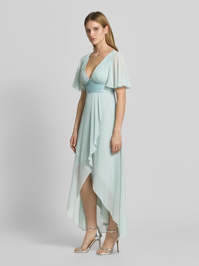 Frauenmodel trägt Midikleid aus Chiffon mit tiefem V-Ausschnitt von Jake*s Cocktail, Volants, Taillierter Schnitt, Taillenband, Ganzkörperansicht von vorne.