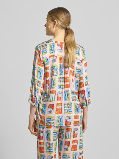 Frauenmodel trägt Langarmbluse aus reiner Viskose von Milano Italy mit buntem Dosen-Print, Relaxed-Fit, 3/4-Arm, Rückenlänge 65 cm, Ganzkörperansicht Rückansicht.