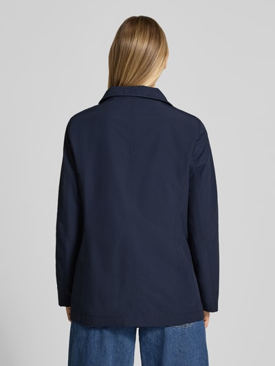 Modelka kobieca ma na sobie Regular Fit Jacke mit Stehkragen od Christian Berg Woman Selection, mieszanka bawełny, krój regular fit, stójka, listwa guzikowa 2-rzędowa, wpuszczane kieszenie, długość tyłu w rozmiarze 36: 68 cm, szerokość ramion w rozmiarze 36: 39 cm, szerokość w rozmiarze 36: 50 cm, długość rękawów w rozmiarze 36: 63 cm, kolor granatowy, widok całej sylwetki od tyłu