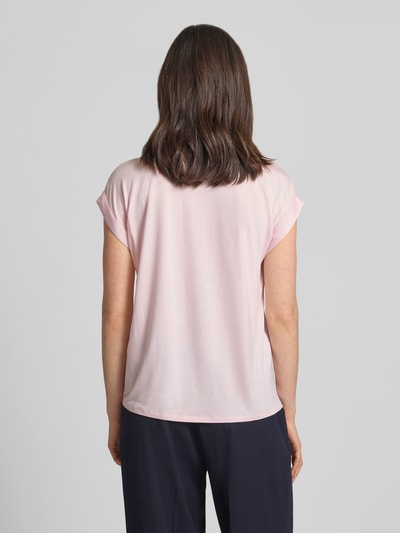 Vrouwenmodel draagt T-shirt met ronde hals model 'ELLETTE' van Vila in lichtroze, mix van viscose en elastaan, los model, ruglengte maat 36: 57 cm, Ganzkörperansicht Rückansicht.