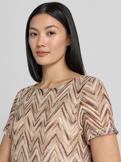 Frauenmodel trägt Regular Fit Freizeitkleid mit Lochstrickmuster von s.Oliver BLACK LABEL in Beige- und Brauntönen, Nahaufnahme Oberkörper.
