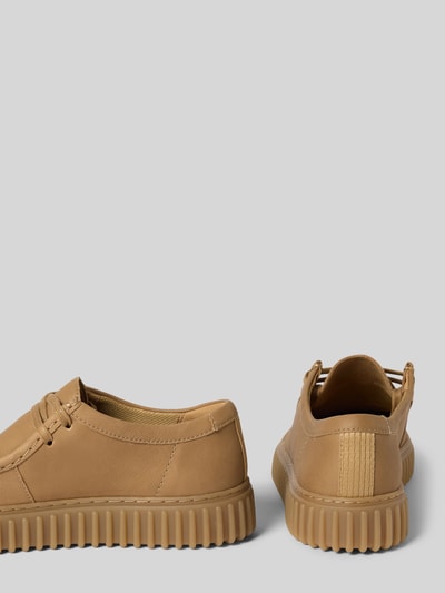 Produktfoto, Bootsschuhe aus beschichtetem Leder Modell 'Torhill' von Clarks in Beige mit Schnürung, profilierter Sohle und strukturierter Textur.