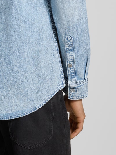 Mężczyzna nosi Freizeithemd in Denim-Optik od G-Star Raw, bawełniany mix, slim fit, jasnoniebieska tekstura, detal rękawa, zbliżenie ręki.