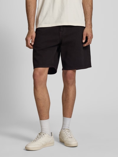 Männermodel trägt Straight Fit Shorts in Denim-Optik Modell 'Tyrell' von Edwin, Reine Baumwolle, 5-Pocket-Design, Ganzkörperansicht von vorne.