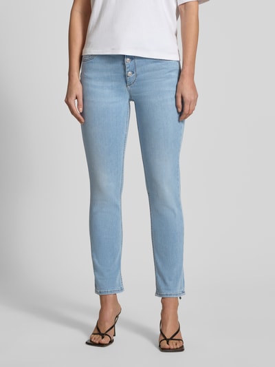 Kobiece modelka nosi jasnoniebieskie jeansy z guzikami Jeans mit Knopfleiste Modell 'MONROE' od Liu Jo White, slim fit, bawełna ze stretchem, z przodu, ujęcie całej sylwetki.
