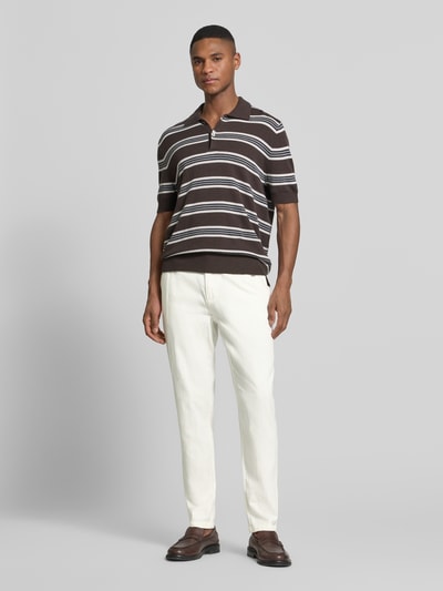 Männermodel trägt Jogpants aus Baumwoll-Leinen-Mix mit elastischem Bund von Scotch & Soda, Regular Fit, cremefarben, Ganzkörperansicht von vorne.