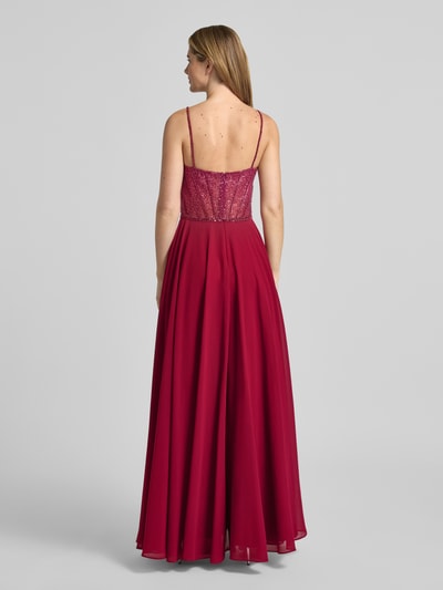 Frauenmodel trägt Abendkleid mit Pailletten von Hey Kyla, bordeaux, Chiffon, Maxikleid mit Spaghettiträgern, tailliert, Ganzkörperansicht Rückansicht.