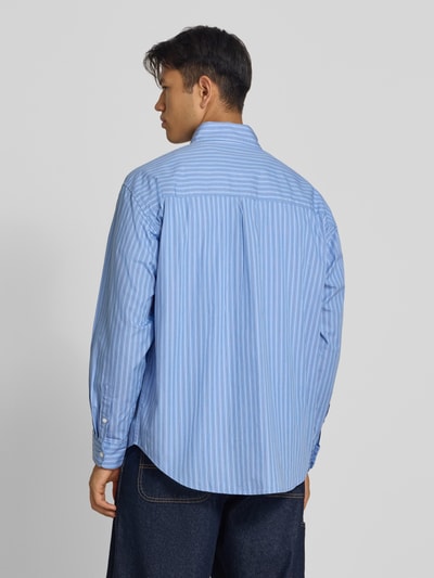 Männermodel trägt Regular Fit Freizeithemd mit Kentkragen Modell 'Keene' von Carhartt Work In Progress, blau-weiß gestreift, Baumwolle, Ganzkörperansicht Rückansicht.