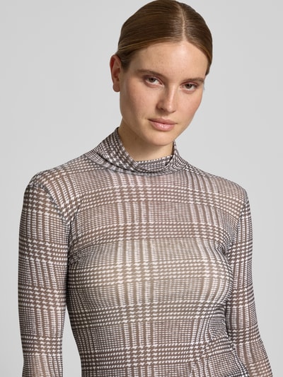 Vrouwenmodel draagt Slim Fit Longsleeve met opstaande kraag van Rich & Royal, elastische materiaalmix, semi-transparant design, Nahaufnahme Oberkörper