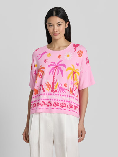 Modelka nosi Strickshirt aus Viskose-Mix im Allover-Look od Milano Italy, mieszanka wiskozy, krój loose fit, wzór na całej powierzchni, okrągły dekolt, długość tyłu w rozmiarze S: 50 cm, przód, ujęcie całej sylwetki.