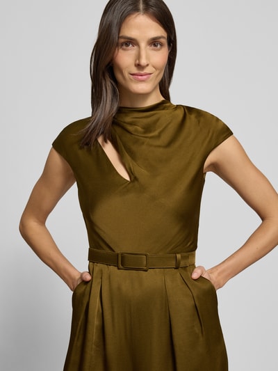Frauenmodel trägt Regular Fit Jumpsuit mit Gürtel von Max Mara Studio in glänzendem, unifarbenem Satin mit Wasserfall-Ausschnitt und kurzen Ärmeln, Nahaufnahme Oberkörper.