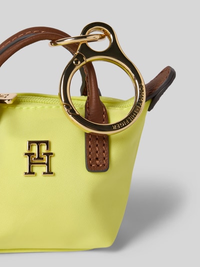 Produktfoto, Schlüsselanhänger im Henkeltaschen-Design von Tommy Hilfiger, jednolity kolor, logo z metalu, zamek błyskawiczny, żółty z brązowymi detalami