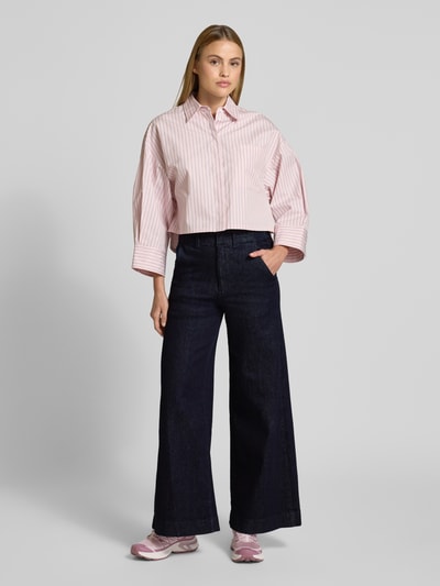 Frauenmodel trägt Wide Leg Jeans mit Eingrifftaschen von Stefanel aus Baumwoll-Elasthan-Mix in Dunkelblau, Ganzkörperansicht von vorne.