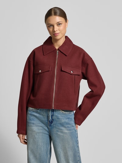 Modelka nosi Regular Fit Hemdjacke mit Reißverschluss Modell 'FORTUNEFREJ' od Vero Moda, filc, bordowy, długie rękawy, przód, ujęcie całej sylwetki.