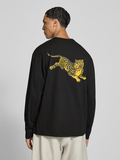 Mannelijk model draagt shirt met lange mouwen van puur katoen van Kenzo met labelprint, regular fit, ronde hals, elastische mouwboorden, ruglengte maat M 70 cm, productnaam: Longsleeve aus reiner Baumwolle, ganzlichaamsaanzicht achteraan.