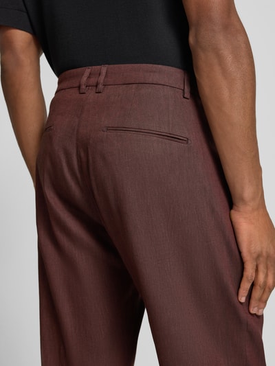 Männermodel trägt HOSE aus Leinen-Mix mit Bügelfalte Modell 'Servo' von CINQUE in Braun, feine Struktur, Gesäßleistentaschen, Nahaufnahme Rückansicht. Innenbeinlänge 75 cm, Bundweite 43 cm, Leinen-Mix mit Viskose-Anteil, Straight Fit.