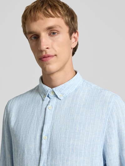 Männermodel trägt Regular Fit Freizeithemd aus Leinen-Viskose-Mix von REVIEW, hellblau mit feinen Streifen, Nahaufnahme Oberkörper.