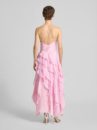Vrouwenmodel draagt lichtroze Cocktailkleid aus Lyocell-Mix mit Leinen-Anteil Modell 'Jianna' van Forever New, a-lijn, maxijurk met volants, textuur met zachte plooien, geheel van achteren gezien.