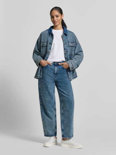 Mężczyzna nosi Straight Fit Jeans im 5-Pocket-Design Modell 'Joybird' od American Vintage, niebieski denim, czysta bawełna, widok całopostaciowy z przodu.