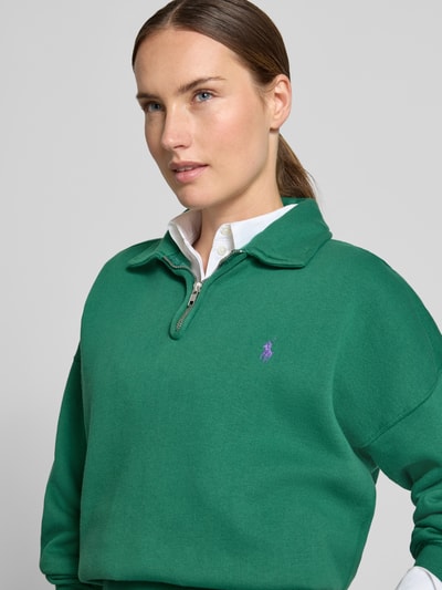 Kobiece modelka nosi zielony Regular Fit Pullover aus Baumwoll-Mix von Polo Ralph Lauren, widoczna tekstura dzianiny, zbliżenie górnej części ciała, sweter damski Polo Ralph Lauren