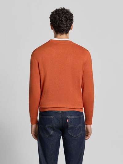 Männermodel trägt Strickpullover mit geripptem Rundhalsausschnitt von MCNEAL in Orange, taillierte Passform, Rückenansicht, Ganzkörperansicht Rückansicht.