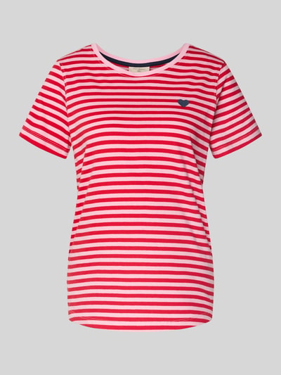 Produktfoto, T-Shirt mit Motiv-Stitching und Rundhalsausschnitt von FREE/QUENT in Rot-Weiß gestreift, reine Baumwolle, gerader Schnitt, abgerundeter Saum, Modell 'Mian'.