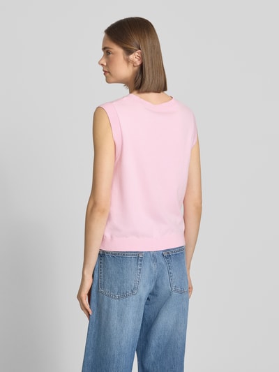 Frauenmodel trägt Regular Fit Pullunder aus Viskose-Mix Modell 'ORINA' von Pieces in Rosa, Feinstrick, gerippter Abschluss, Ganzkörperansicht Rückansicht.