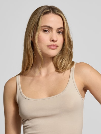 Frauenmodel trägt Tanktop Steppnähten Modell 'DAILY' von Opus, Unifarbenes-Design, Baumwollmischung mit Elasthan-Anteil, Körpernaher-Schnitt, Nahaufnahme Oberkörper.