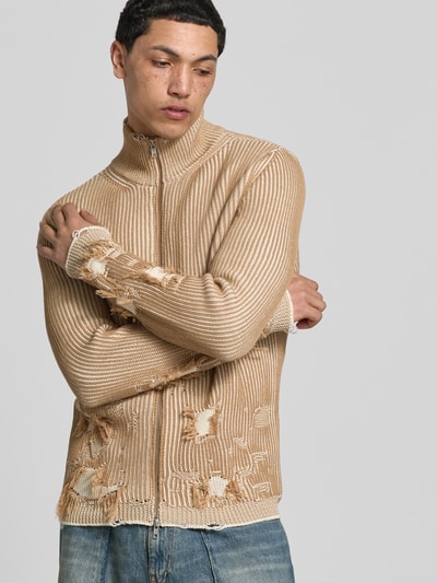 Männermodel trägt Slim Fit Jacke im Used-Look von MM6 Maison Margiela aus reiner Baumwolle in Strick-Optik mit Zweiwege-Reißverschluss, Ganzkörperansicht von vorne.