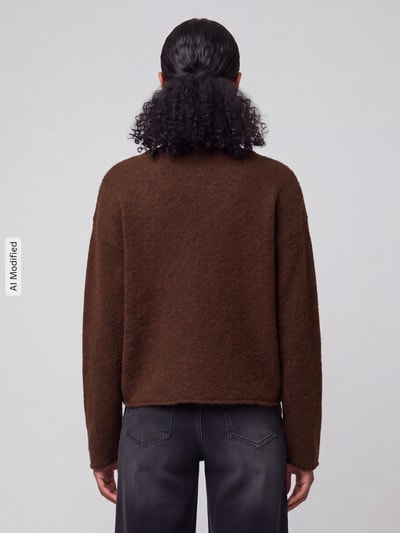 Frauenmodel trägt braunen Regular Fit Pullover aus Alpaka-Mix mit Woll-Anteil Modell 'C_Follettino' von BOSS Orange, strukturierte Oberfläche, Damen Pullover, Ganzkörperansicht Rückansicht, KI-modifiziertes Bild.