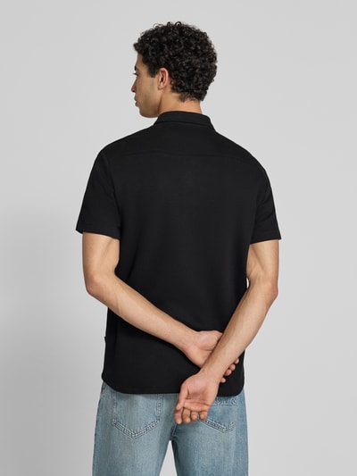 Mannemodel draagt Regular Fit vrijetijdsoverhemd met kentkraag model 'FILLIP' van Blend in zwart met structuurpatroon, borstzak en knoopsluiting, puur katoen, ruglengte maat M 75 cm, schouderbreedte 48 cm, mouwlengte 21 cm, geheel van achteren