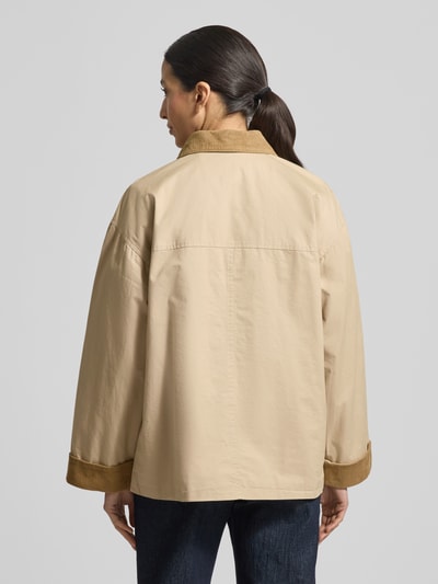 Frauenmodel trägt Regular Fit T-Shirt mit Umlegekragen Modell 'BETANNI' von B.Young aus reiner Baumwolle, Cord-Besatz, Rückansicht.
