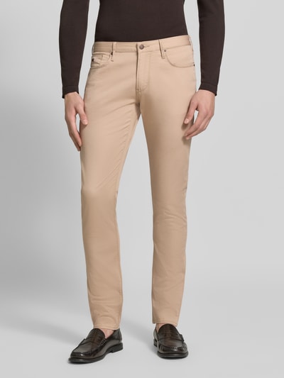 Männermodel trägt Skinny Fit Jeans aus Baumwoll-Mix von Emporio Armani in Beige, glatte Textur, Ganzkörperansicht von vorne. Herren Jeans, 5-Pocket-Design, Bundweite 42 cm, Innenbeinlänge 85 cm.