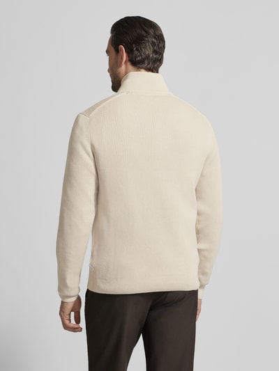 Männermodel trägt Strickpullover mit Stehkragen und Reißverschluss von Lindbergh, Baumwoll-Mix, Regular-Fit, Ripp-Optik, Rückenlänge 67 cm, Ärmellänge 66 cm, einfarbig creme, Ganzkörperansicht Rückansicht.