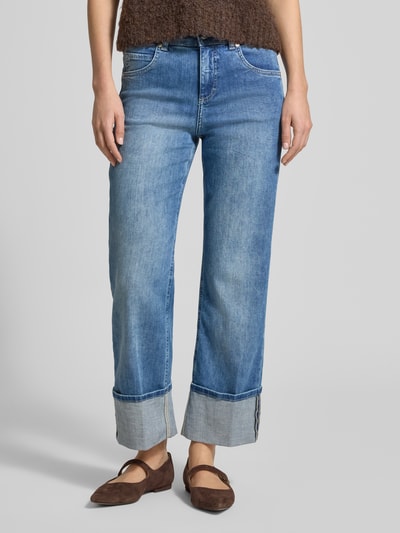 Frauenmodel trägt Jeans-Culotte aus Baumwoll-Mix Modell 'Lara' von Angels in Blau mit fixierten Beinumschlägen, Nahaufnahme Unterkörper. 7/8-Länge, Straight Fit, 5-Pocket-Design, Knopf- und Reißverschluss, feine Denim-Textur.
