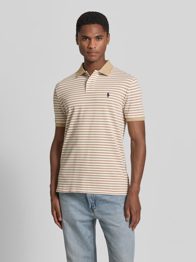 Männermodel trägt Slim Fit Poloshirt aus reiner Baumwolle Modell 'YD MESH STRIPE POLO' von Polo Ralph Lauren, beige-weiß gestreift, Ganzkörperansicht von vorne. Herren Poloshirt.