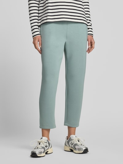 Vrouwenmodel draagt Cropped Sweatpants met elastische band en steekzakken van Christian Berg Woman, materiaalmix met modal, kort, voorkant totaalbeeld.